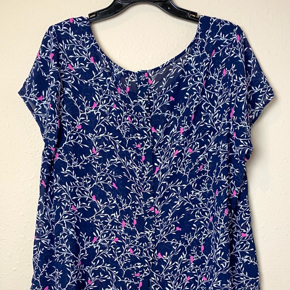 ‼️SOLD‼️ Torrid Sheer Blouse Cap Sleeve in Navy w/ White Vines & Pink Birds - Picture 4 of 10